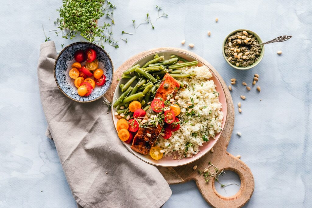 A balanced plate of salmon, quinoa, green beans and tomatoes for an IBS diet